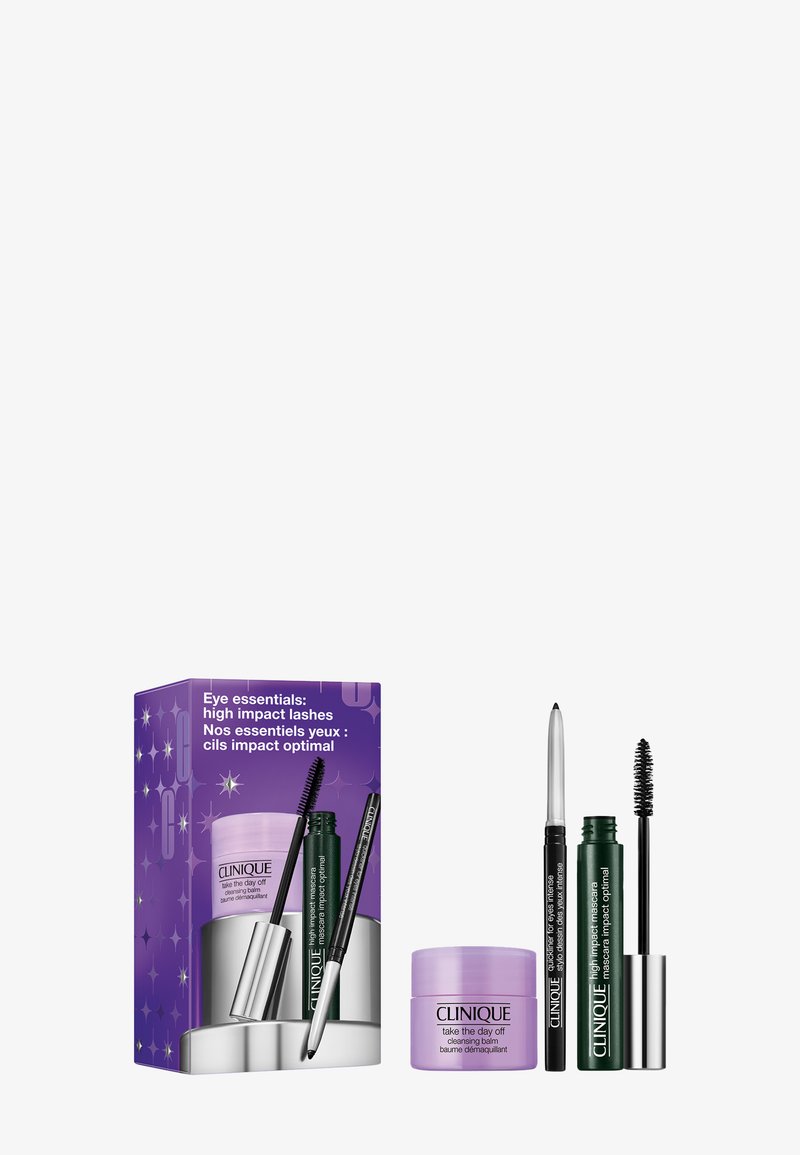 De Clinique Eye Essentials set bevat een paarse reinigingsbalsem, een zwarte potloodliner en een zwarte mascara, allemaal verpakt in een paarse en zilveren doos met sterrenpatronen.