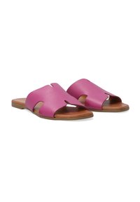 Roze leren slide sandalen met open tenen, met uitsnijdingen en een bruine platte zool. Gladde textuur en casual ontwerp.