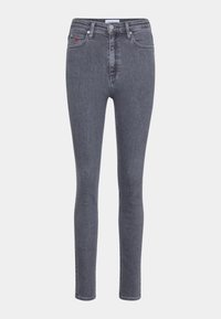 Vaqueros ajustados grises hechos de mezclilla, con un diseño clásico de cinco bolsillos y un detalle sutil de la marca en rojo en el bolsillo delantero.