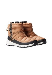 Hnědé prošívané zimní boty s černou podrážkou, nastavitelnými tkaničkami a značkovým poutkem. Mají polstrovaný límec a texturovanou gumovou podrážku.