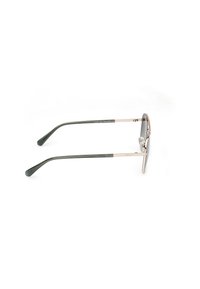 Zonnebril met een zilveren metalen frame, donkere lenzen en groene plastic tempels. Minimalistisch ontwerp met slanke, hoekige vormen.