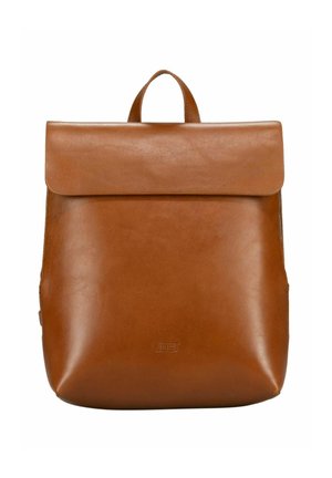 Sac à dos en cuir marron avec fermeture à rabat et poignée supérieure, texture lisse et logo de la marque embossé sur le devant.