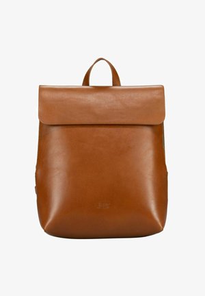 Sac à dos en cuir marron avec fermeture à rabat et poignée supérieure, texture lisse et logo de la marque embossé sur le devant.