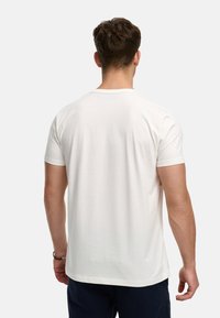 Hvid bomulds T-shirt med rund halsudskæring og korte ærmer, som har en glat tekstur og et ensfarvet design, set bagfra.
