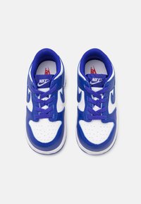 Nike Sportswear DUNK LOW UNISEX - Sneakers basse - white/concord/university red