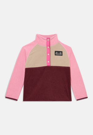 Fleecepullover med høj krave, der har farveblokke i pink, beige og bordeaux. Inkluderer en frontlåg med knapper og et logoområde.