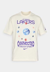 Kremfarget bomulls T-skjorte med "LOS ANGELES LAKERS" og "CONNECTED THROUGH SPORT" grafikk i lilla, med basketball og planetdesign.