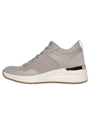 Zapatilla gris claro con materiales lisos y texturizados, diseño de cordones, panel lateral en contraste y acento metálico en el talón. Suela de goma.