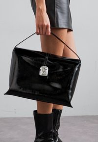 GCDS MEGA COMMA BAG UNISEX - Käsilaukku - black