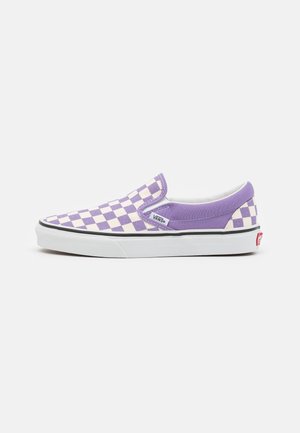 Niskie buty typu slip-on marki Vans z fioletowo-białym wzorem w kratę, białą podeszwą i małą metką marki z boku.