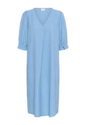 Svetlo modra obleka z V-izrezom, kratkimi naborki in sproščenim krojem. Tkanina ima subtilen teksturiran vzorec in sega pod kolena.
