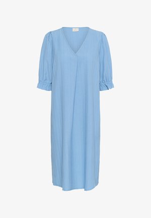 Helles blaues Kleid mit V-Ausschnitt, kurzen Puffärmeln und lockerem Schnitt. Der Stoff hat ein dezentes Texturmuster und reicht bis unter das Knie.