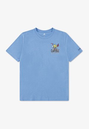 Lyseblå T-shirt med korte ærmer med en lille farverig tegneseriestjerne og teksten "Converse" på venstre bryst og "Converse" på højre ærme.