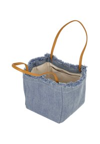 Denim draagtas met rafelige bovenkant, cognackleurige leren riemen en beige stoffen voering. Vierkante vorm, minimalistisch ontwerp en open interieur.