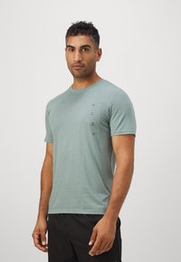 Puma TECH TRIBLEND TEE - T-skjorte til trening - green moon