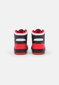 Sneakers typu high-top z czarną cholewką i czerwonymi akcentami, białą kołnierzową, wyściełanym językiem oraz teksturowaną podeszwą. Logo umieszczone na pięcie.