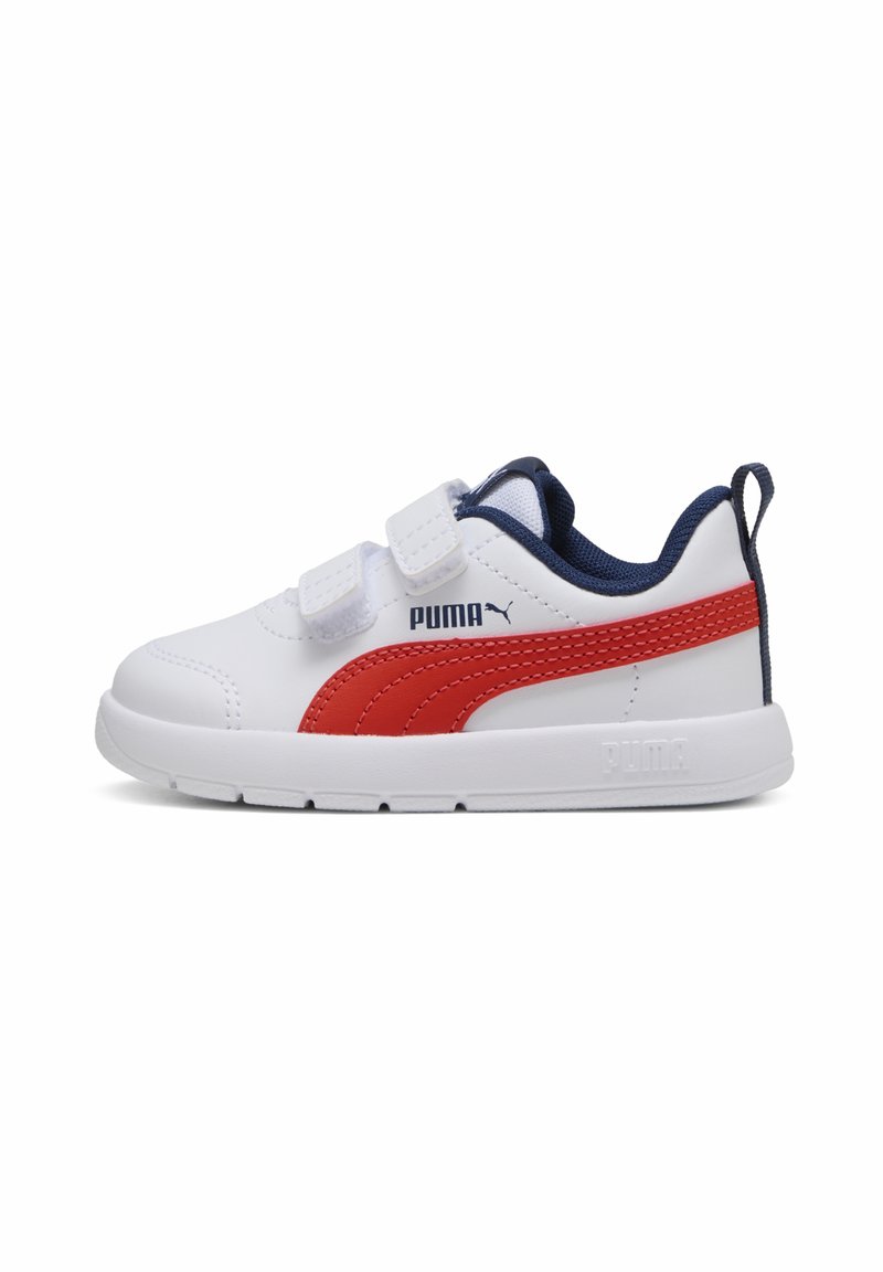 Baskets blanches avec des accents rouges et bleu marine, dotées d'un dessus en synthétique lisse, de deux bandes Velcro et d'un col rembourré pour le confort.