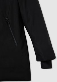 Czarna rękaw kurtki z kieszenią na zamek i ściągaczem na jasnym tle.