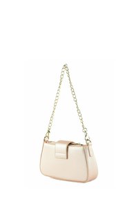 Petit sac à main rose clair texturé avec une bandoulière chaîne dorée et un rabat à fermeture sur le devant, présenté sur un fond blanc.