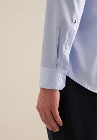 Seidensticker SLIM - Zakelijk overhemd - light blue