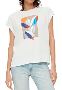 Weißes Kurzarmoberteil mit einem bunten Blätterdesign in den Farben Orange, Blau und Weiß, daneben das Wort "Herz" in Blau.