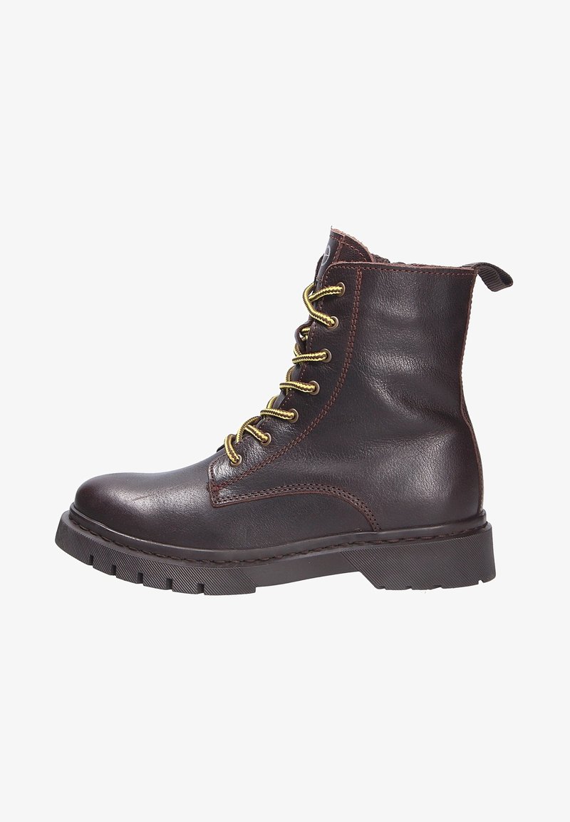 Ruskea nahkainen nilkkuri, jossa on kultaiset reiät, pyöreä kärki ja teksturoitu pohja. Varressa on vetotappi ja erottuva ompelu.