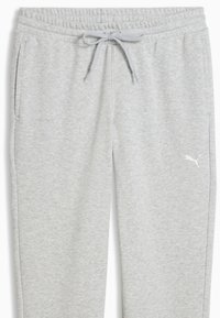 Ανοιχτό γκρι φόρμα από μαλακό ύφασμα, με ελαστική μέση και κορδόνι, καθώς και μικρό λευκό λογότυπο στην αριστερή πλευρά.