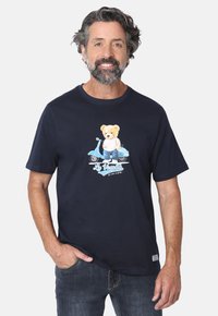 Camiseta azul marino de algodón, con un gráfico de un oso frente a un scooter. Mangas cortas y un corte relajado con un pequeño detalle de logo.
