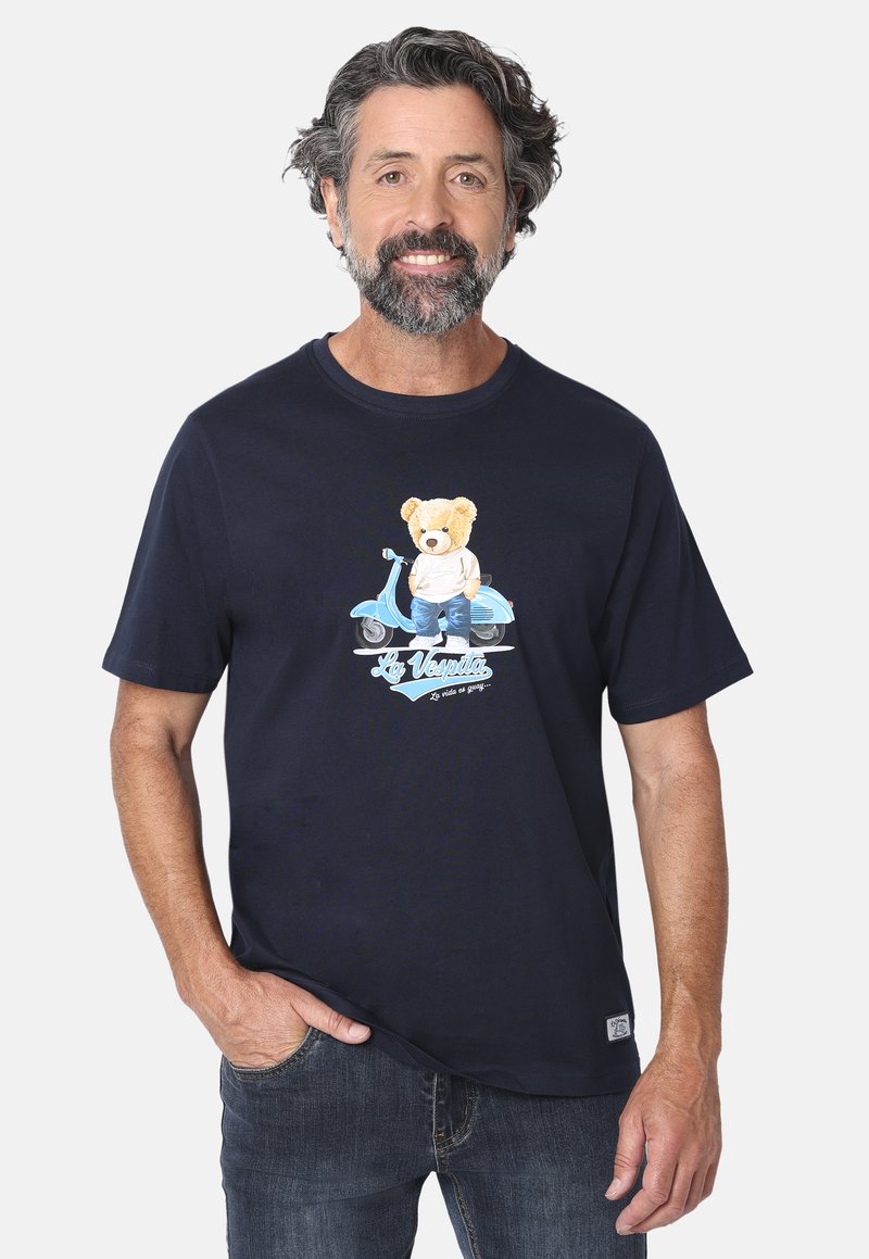 Camiseta azul marino de algodón, con un gráfico de un oso frente a un scooter. Mangas cortas y un corte relajado con un pequeño detalle de logo.
