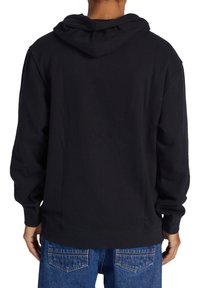 Svart huvtröja med långa ärmar, ribbade muddar och nederkant, visad bakifrån med en avslappnad passform. Mjuk tyg, inga synliga mönster eller accenter.