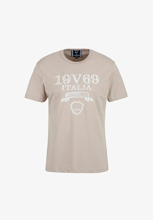 Beige Baumwoll-T-Shirt mit kurzen Ärmeln, das auf der Vorderseite den weißen gedruckten Text "19V69 ITALIA" und ein Wappen-Emblem-Design zeigt.