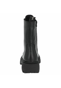 Botas de tobillo de cuero negro con textura suave, cierre con cremallera y suela de goma gruesa. Presentan una punta redondeada y costuras reforzadas.