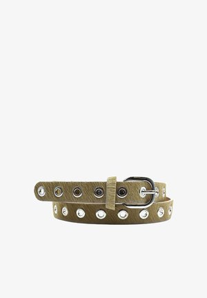 Ceinture en matériau brun texturé avec des accessoires en argent, dotée de plusieurs grands œillets et d'une boucle classique.