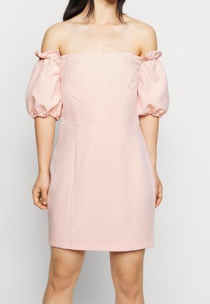Robe rose à épaules dénudées avec des manches bouffantes, corsage ajusté et longueur au-dessus du genou. Tissu lisse avec des coutures minimales et des lignes épurées.