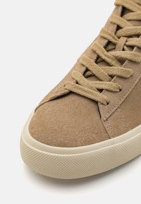 Veja MINOTAUR - Baskets montantes - dune pierre