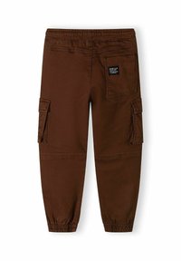 Pantalones cargo marrones con una cinturilla elástica, que cuentan con bolsillos laterales y traseros, pierna ajustada y detalles de costura visibles.