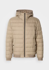 Beige pūkains mētelis ar horizontālām šuvēm, kapuci, priekšējo rāvējslēdzēju, sānu kabatām ar spiedpogām un ribinātām piedurknēm un apakšmalu.