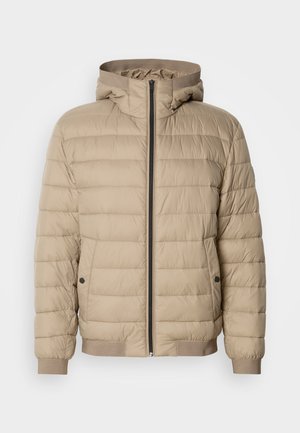 Veste matelassée beige avec des coutures horizontales, une capuche, une fermeture éclair à l'avant, des poches latérales avec boutons-pression, et des poignets et un ourlet côtelés.