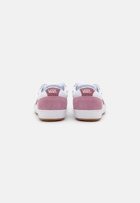 Rosa semsket sneaker med hvit netting og gummisåle. Har en liten rød logo på baksiden, kontrastsømmer og lavprofil design.
