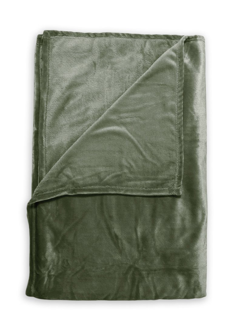 Zelená plyšová deka, měkká textura, složená diagonálně. Hladký povrch s jemným leskem; olemované okraje.