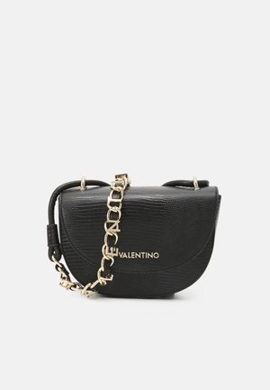 Zwarte, getextureerde leren crossbodytas met gouden kettingriem met de merknaam Valentino in gouden letters op de voorflap.