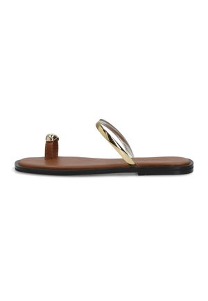Sandal plano con suela marrón, suela exterior negra, tira metálica dorada y plateada sobre el pie, y bucle para el dedo del pie marrón con embellishment dorado.