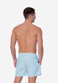 Șorturi de baie cu un model albastru și un design geometric alb. Au un elastic în talie și buzunare, fiind fabricate dintr-un material ușor.