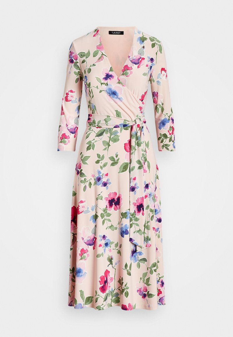 Livkjol i blush tyg med ett blommönster i rosa, blått och grönt; trekvartslånga ärmar och midja med bälte.