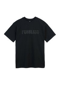 Czarny bawełniany t-shirt z odważnym, teksturowanym nadrukiem "FEARLESS" w kontrastowym odcieniu. Klasyczny okrągły dekolt i krótkie rękawy.