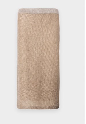 Écharpe en maille beige avec un éclat subtil, finition texturée et un bord supérieur de couleur plus claire. Forme rectangulaire.