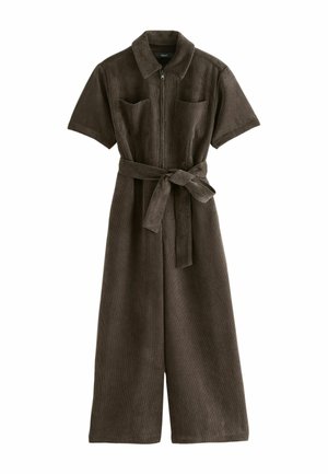 Brązowy krótkirękawowy kombinezon z sztruksu z przednim suwakiem, dwoma kieszeniami na piersiach, kołnierzykiem oraz materiałowym paskiem zawiązanym w talii.