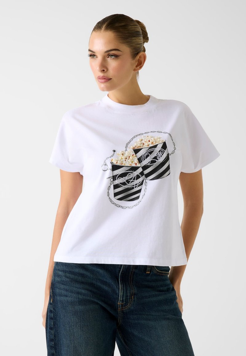 Wit katoenen T-shirt met een afbeelding van twee gestreepte popcornbakken met kettingen en pareldetails. Ronde halslijn en korte mouwen.