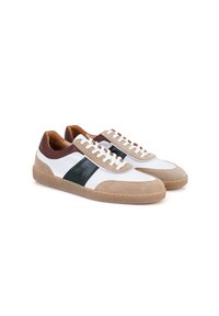 Leder- und Wildledersneaker mit einem weißen Körper, braunen Akzenten und einem grünen Streifen. Eine strukturierte Sohle und weiße Schnürsenkel runden das Design ab.