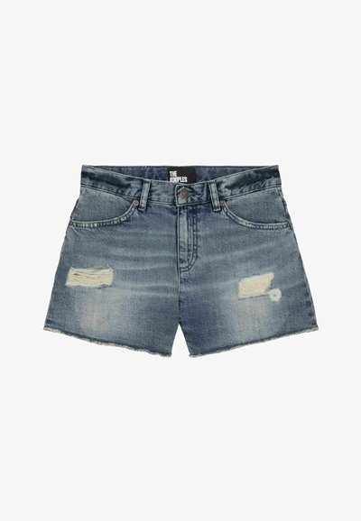 Shorts en denim bleu avec des ourlets effilochés, des patchs usés sur les deux jambes, une fermeture à bouton à l'avant, une fermeture éclair et des passants de ceinture.